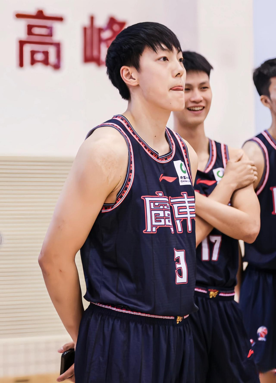 关于赛地聚焦——CBA季后赛清晨热度飙升；广东宏远战术微调；球迷炸锅；赛程密集仍需轮换的信息-爱游戏娱乐